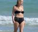 Ke$ha en pleine tournée en Australie, se détend avec des amis sur la plage d'Adelaide, le 15 mars 2011.