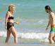 Ke$ha en pleine tournée en Australie, se détend avec des amis sur la plage d'Adelaide, le 15 mars 2011.