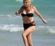 Ke$ha en pleine tournée en Australie, se détend avec des amis sur la plage d'Adelaide, le 15 mars 2011.