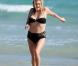 Ke$ha en pleine tournée en Australie, se détend avec des amis sur la plage d'Adelaide, le 15 mars 2011.