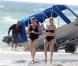 Ke$ha en pleine tournée en Australie, se détend avec des amis sur la plage d'Adelaide, le 15 mars 2011.