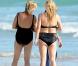 Ke$ha en pleine tournée en Australie, se détend avec des amis sur la plage d'Adelaide, le 15 mars 2011.