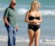 Ke$ha en pleine tournée en Australie, se détend avec des amis sur la plage d'Adelaide, le 15 mars 2011.