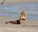 Ke$ha en pleine tournée en Australie, se détend avec des amis sur la plage d'Adelaide, le 15 mars 2011.