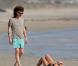 Ke$ha en pleine tournée en Australie, se détend avec des amis sur la plage d'Adelaide, le 15 mars 2011.