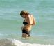 Ke$ha en pleine tournée en Australie, se détend avec des amis sur la plage d'Adelaide, le 15 mars 2011.