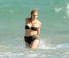 Ke$ha en pleine tournée en Australie, se détend avec des amis sur la plage d'Adelaide, le 15 mars 2011.
