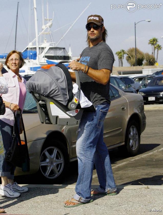 Josh Holloway, un vrai papa poule avec sa fille. Ici en 2009. 