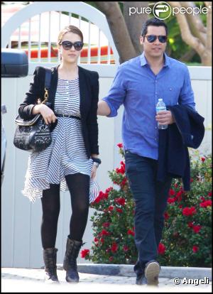 Jessica Alba enceinte et son époux Cash Warren, promenade amoureuse à Los Angeles le 18 mars 2011