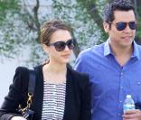 Jessica Alba enceinte et son époux Cash Warren, promenade amoureuse à Los Angeles le 18 mars 2011