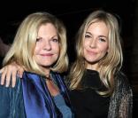 Sienna Miller et sa mère Jo lors de la soirée après l\'avant-première de Flare Path le 10 mars 2011 à Londres