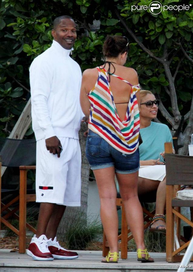 Jamie Foxx s'éclate avec quelques amis dans un luxueux hôtel avec sa girlfriend Leila Arcieri à Miami, le 18 mars 2011