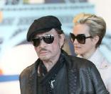 Johnny Hallyday et son épouse Laeticia arrivent en France à l'aéroport Roissy-Charles-de-Gaulle le 15 mars 2011