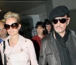 Johnny Hallyday et son épouse Laeticia arrivent en France à l'aéroport Roissy-Charles-de-Gaulle le 15 mars 2011