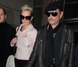 Johnny Hallyday et son épouse Laeticia arrivent en France à l'aéroport Roissy-Charles-de-Gaulle le 15 mars 2011