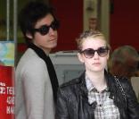 La ravissante Emma Roberts en séance shopping avec son boyfriend, à Los Angeles, le 19 mars 2011.