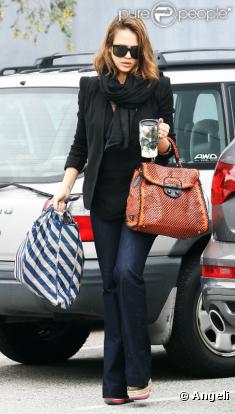Jessica Alba folle de son nouveau sac Prada, le 23 mars 2011 à Los Angeles