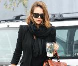 Jessica Alba folle de son nouveau sac Prada, le 23 mars 2011 à Los Angeles