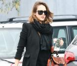 Jessica Alba folle de son nouveau sac Prada, le 23 mars 2011 à Los Angeles