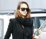 Jessica Alba folle de son nouveau sac Prada, le 23 mars 2011 à Los Angeles