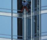 Alain Robert grimpe la plus haute tour du monde, la Burj Khalifa, 828 mètres, à Dubaï, le 28 mars 2011