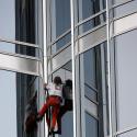 Alain Robert : Le Spiderman français a grimpé la plus haute tour du monde !