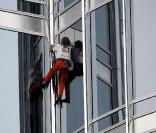Alain Robert grimpe la plus haute tour du monde, la Burj Khalifa, 828 mètres, à Dubaï, le 28 mars 2011