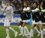 Le 29 mars 2011, à l'occasion de la réception de la Croatie en amical au Stade de France, l'équipe de France étrennait son maillot "extérieur", la fameuse marinière. Martin Solveig aussi, tournant son prochain clip pour Ready 2 Go ! 