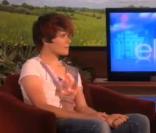 Tom Andrews sur le plateau d'Ellen DeGeneres le 16 septembre 2010.  L'artiste est signé en mars 2011 sur le label Eleveneleven de  l'animatrice.