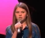 Savannah Robinson sur le plateau d'Ellen DeGeneres le 18 février 2011.   L'artiste est signé en mars 2011 sur le label Eleveneleven de   l'animatrice.