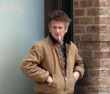 Sean Penn se dirige à l'aéroport... avec un look spécial (15 mars 2011, NYC)