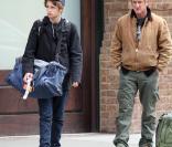 Sean Penn se dirige à l'aéroport... avec son fils cadet Hopper (15 mars 2011, NYC)
