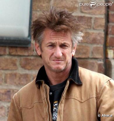Sean Penn se dirige à l'aéroport... avec un look spécial (15 mars 2011, NYC)