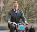Arnold Schwarzenegger visitant hier Londres en vélo 