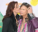 Steven Tyler et sa compagne lors de la grande soirée des 24e Kid's Choice Awards, organisée par la chaîne de télévision Nickélodéon dans l'enceinte du Gallen Center de Los Angeles, le 2 avril 2011.