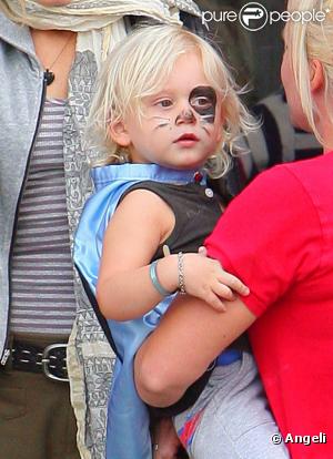 Zuma déguisé en pirate lors d'un anniversaire déguisé à Los Angeles le 3 avril 2011