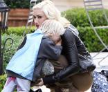 Gwen Stefani et ses enfants lors d'un anniversaire déguisé à Los Angeles le 3 avril 2011