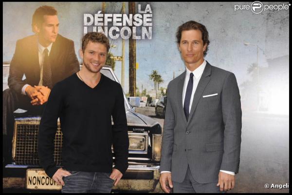 Ryan Phillippe et Matthew McConaughey à l'occasion de la promotion française de  La défense Lincoln , dans l'enceinte de l'hôtel Shangri-La, à Paris, le 4 avril 2011.