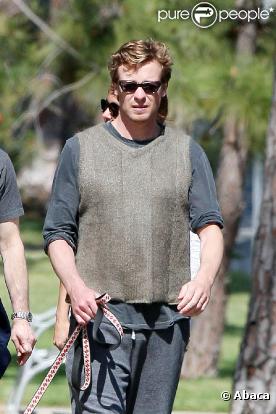  Simon Baker et spon épouse promènent le chien autour de chez eux à Santa Monica en Californie le 3 avril 2011 