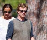  Simon Baker et spon épouse promènent le chien autour de chez eux à Santa Monica en Californie le 3 avril 2011 