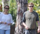  Simon Baker et spon épouse promènent le chien autour de chez eux à Santa Monica en Californie le 3 avril 2011 