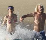 Juliette Lewis en compagnie d'un jeune inconnu, sur la plage de Los Cabos, au Mexique, le 21 mars 2011