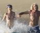 Juliette Lewis : Sur la plage avec un jeune inconnu qui ressemble à Brad Pitt !