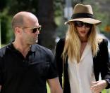 L'action-star Jason Statham et sa fiancée, la divine Rosie Huntington-Whiteley, se promènent dans les rues de Los Angeles, le 6 avril 2011. 