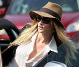 La belle Rosie Huntington-Whiteley dans les rues de Los Angeles, le 6 avril 2011. 