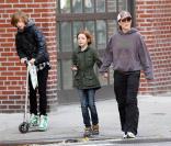 Julianne Moore et ses enfants à New York, où elle habite, en mars 2011<br />