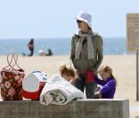 Marcia Cross emmène ses jumelles à la plage de Malibu (6 avril 2011)