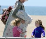 Marcia Cross emmène ses jumelles à la plage de Malibu (6 avril 2011)