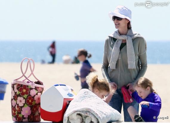 Marcia Cross emmène ses jumelles à la plage de Malibu (6 avril 2011)