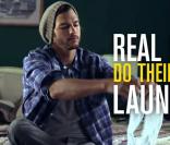Ashton Kutcher figure dans une publicité dénonçant l'esclavage sexuel des femmes.  